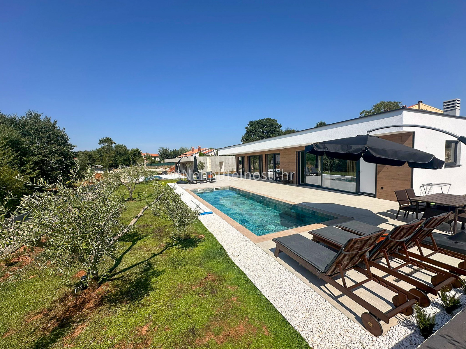 LUXUSNÁ NOVOSTAVBA S BAZÉNOM A DVOMI SAMOSTATNÝMI BYTMI