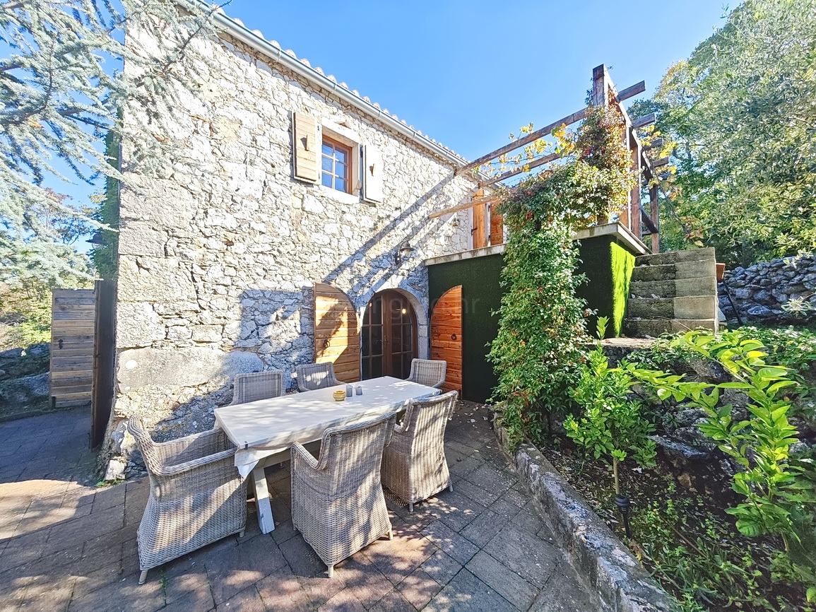 Kamenný dom s výhľadom na more a záhradou pri Malinske na Krku