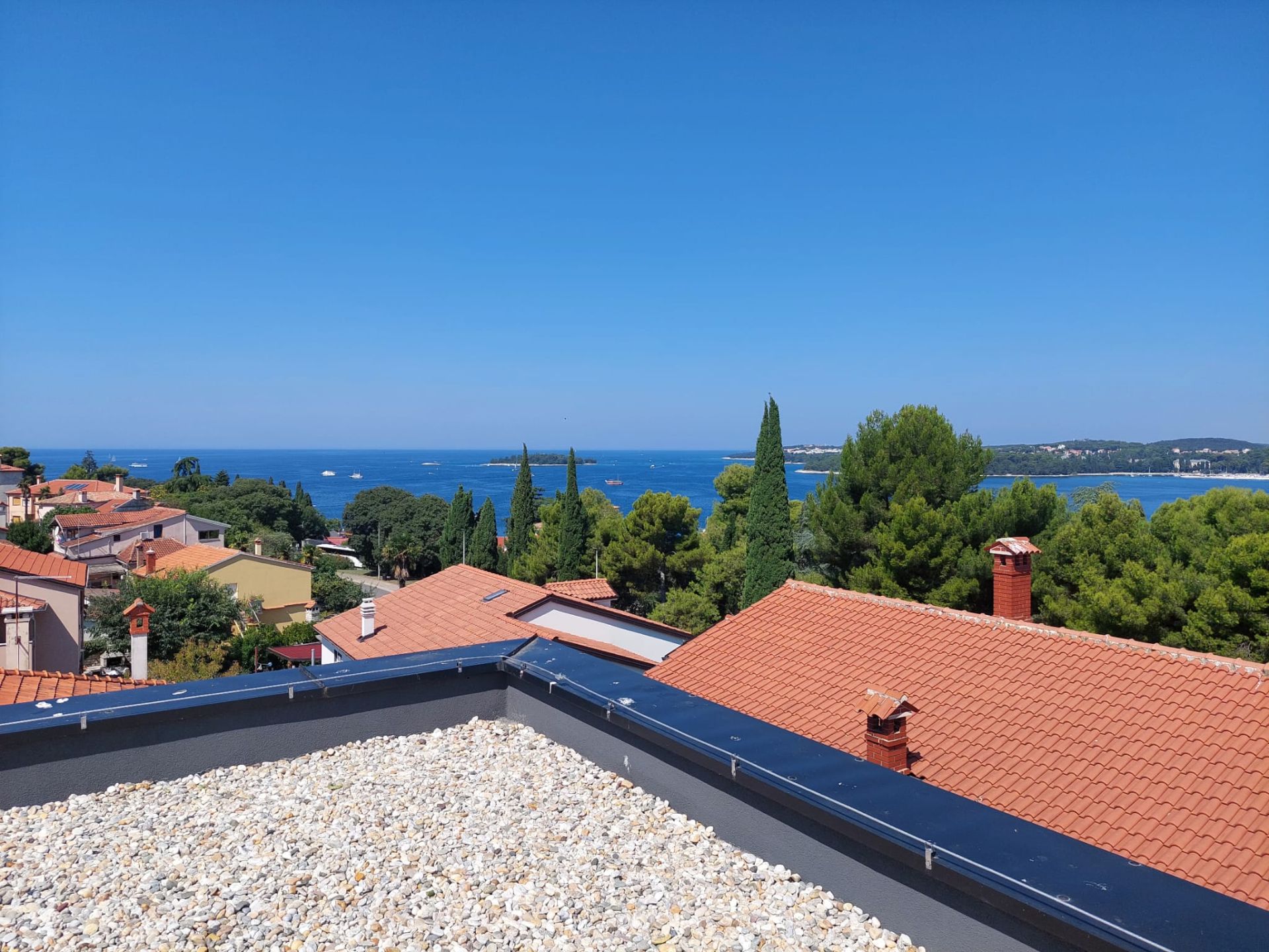 Veliki penthouse sa velikom terasom, pogledom na more i panoramom 360°